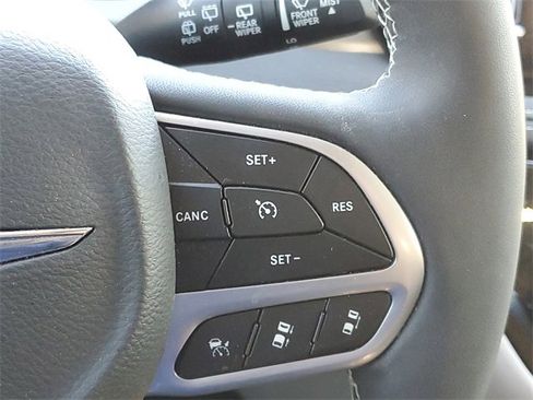 Used 2022 Chrysler Pacifica Touring-L image 25