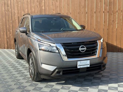 Used 2025 Nissan Pathfinder SV image 12