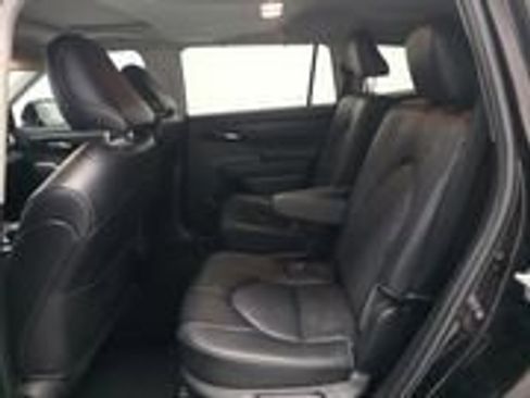 Used 2022 Toyota Highlander XLE image 11