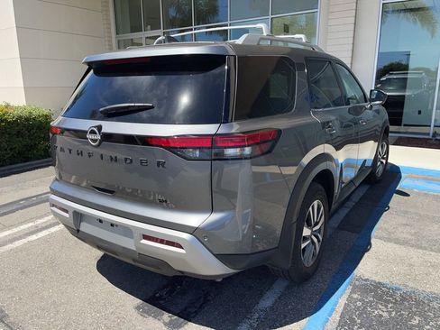 Used 2025 Nissan Pathfinder SL w/ Black Appearance Package image 6