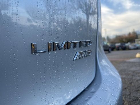 Used 2022 Chrysler Pacifica Limited image 9