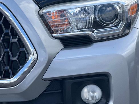 Used 2018 Toyota Tacoma TRD Sport AWD/4WD image 9