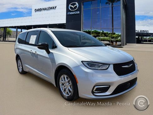 Used 2024 Chrysler Pacifica Touring-L FWD image 11