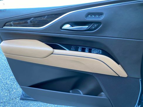 Used 2021 Cadillac Escalade Premium Luxury image 22