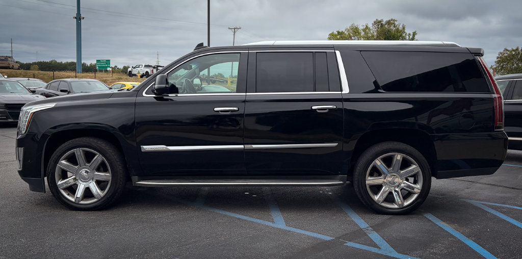 Used 2018 Cadillac Escalade ESV Luxury AWD/4WD image 18