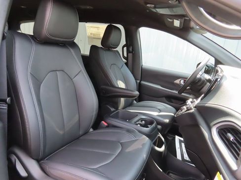New 2026 Chrysler Pacifica Select image 23