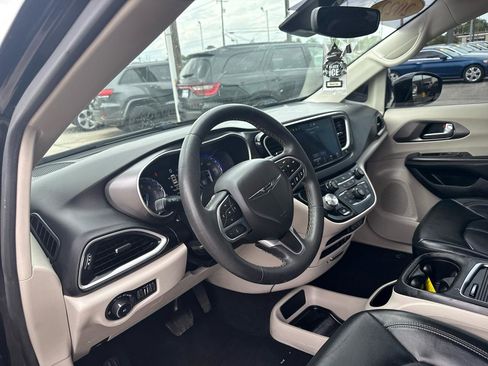 Used 2022 Chrysler Pacifica Touring-L FWD image 12