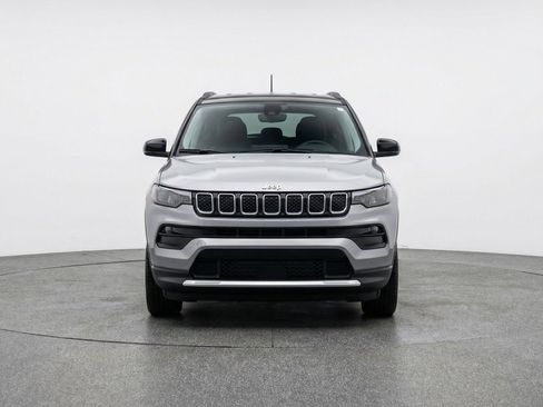 Used 2025 Jeep Compass Limited AWD/4WD image 2