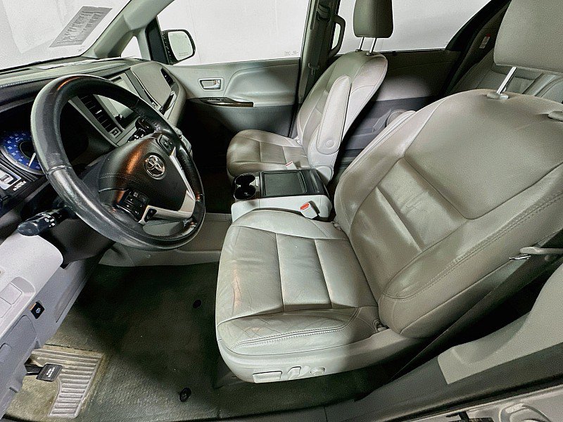 Used 2015 Toyota Sienna XLE w/ XLE Navigation Package FWD image 11