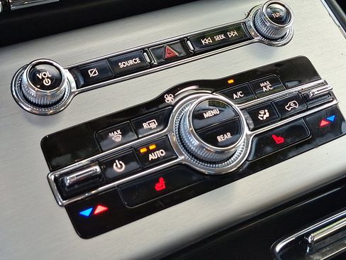 Used 2023 Lincoln Aviator Standard w/ Premium Package image 17