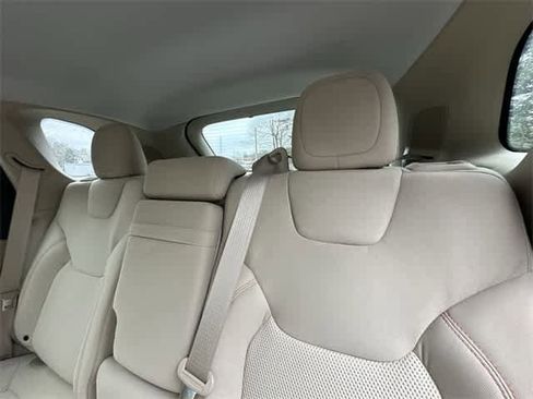 Used 2019 Jeep Cherokee Latitude w/ Popular Appearance Group image 16