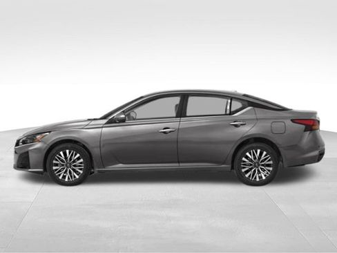 Used 2024 Nissan Altima 2.5 SV FWD image 34