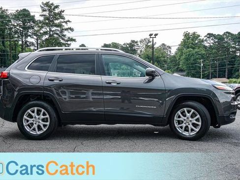 Used 2017 Jeep Cherokee Latitude w/ Cold Weather Group AWD/4WD image 2