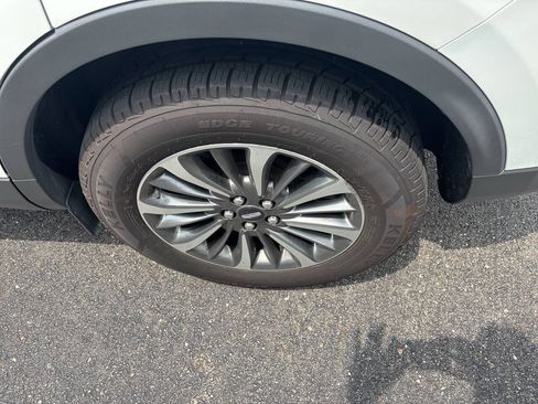 Used 2022 Lincoln Nautilus AWD w/ Premium Package image 11