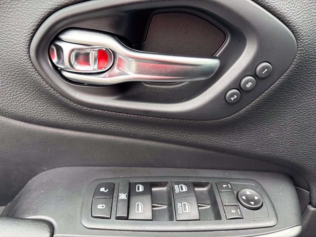 Used 2020 Jeep Cherokee High Altitude AWD/4WD image 11