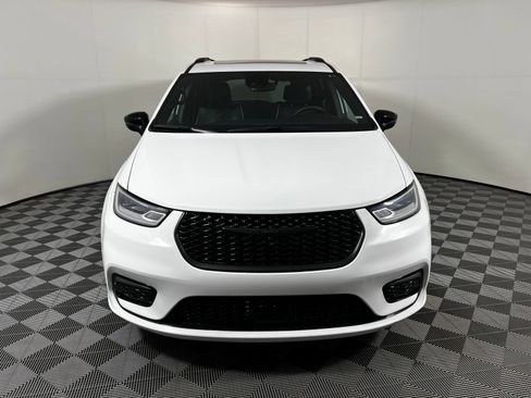Used 2025 Chrysler Pacifica Limited FWD image 2