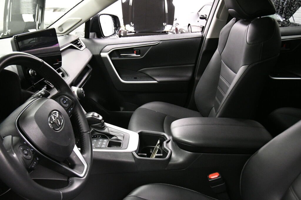 Used 2023 Toyota RAV4 XLE Premium AWD/4WD image 20