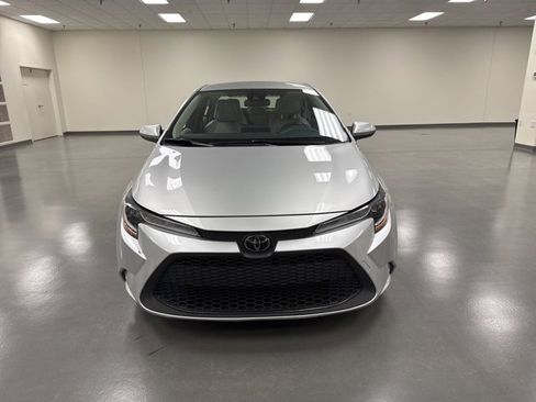 Used 2020 Toyota Corolla LE image 2