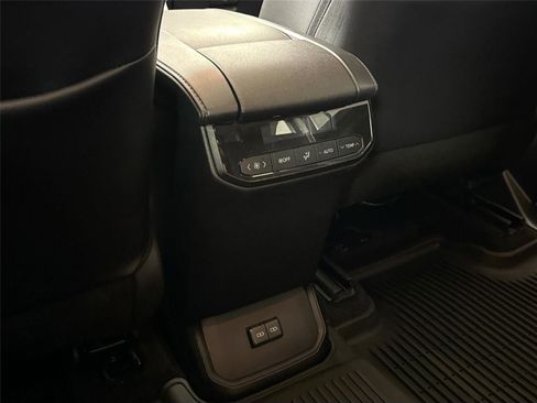 Certified 2025 Toyota Highlander XLE image 35