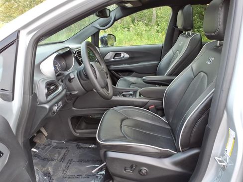 Used 2026 Chrysler Pacifica Limited w/ S Appearance Package FWD image 13