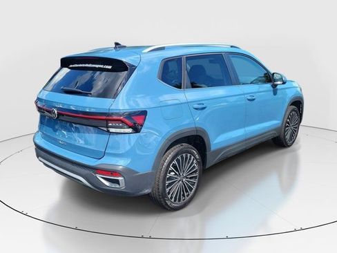 Certified 2025 Volkswagen Taos SE FWD image 31