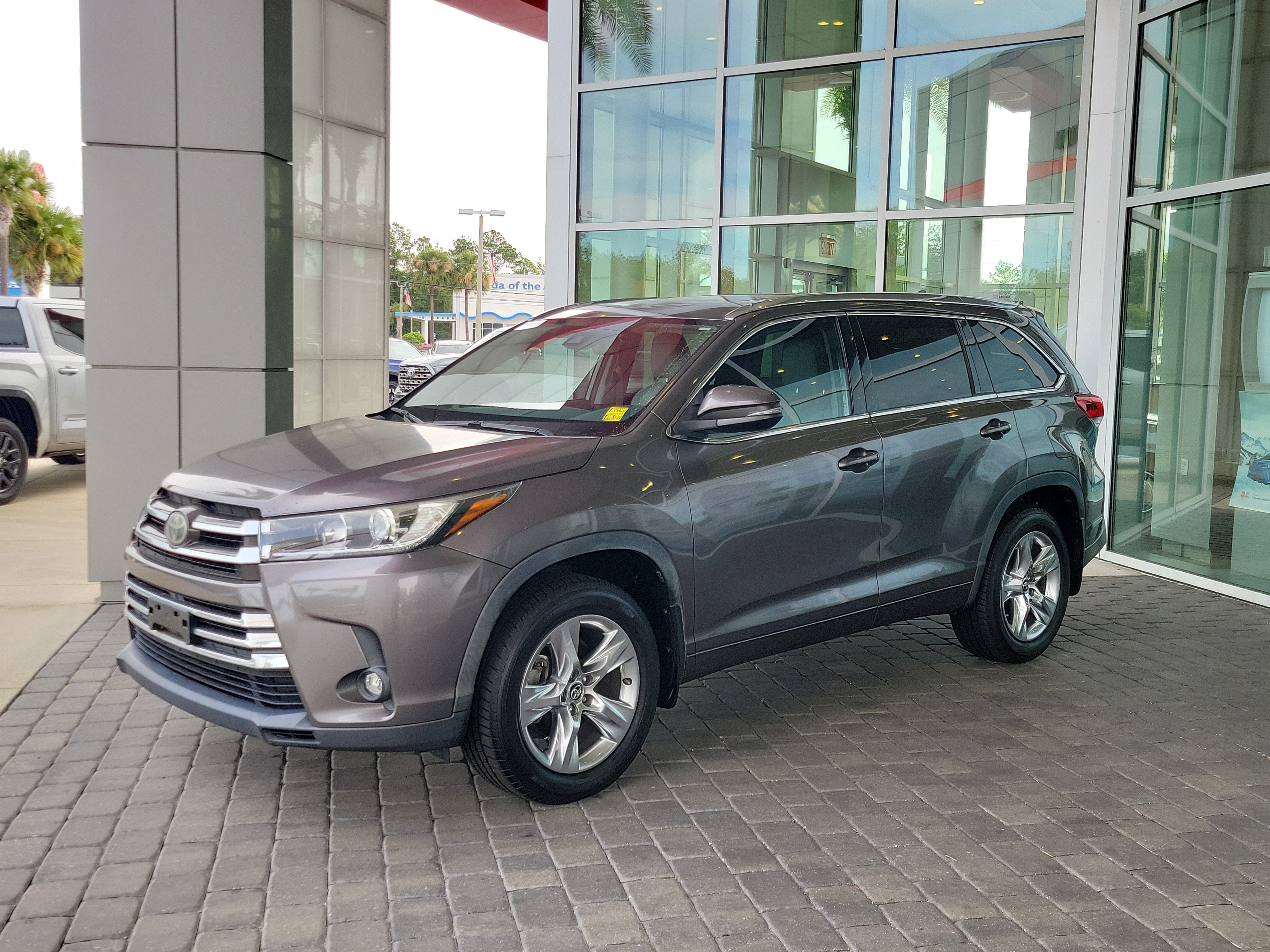 Used 2019 Toyota Highlander Limited FWD image 1