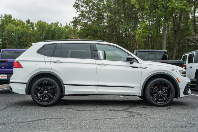 Used 2022 Volkswagen Tiguan SE R-Line AWD/4WD image 4