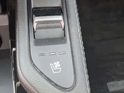 Used 2024 Kia Telluride EX w/ EX Captain's Chair Package image 11