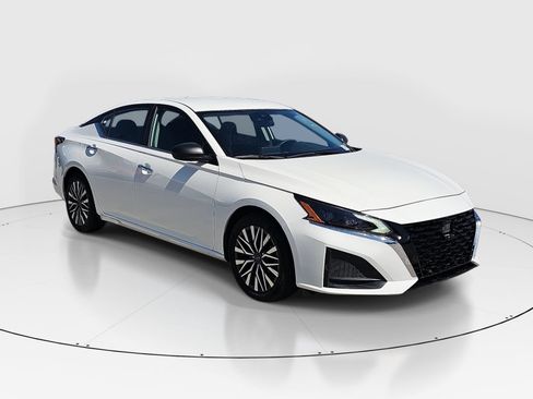 Used 2025 Nissan Altima 2.5 SV FWD image 3
