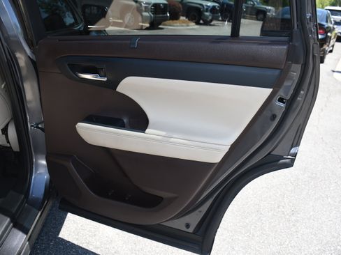 Used 2022 Toyota Highlander XLE FWD image 20