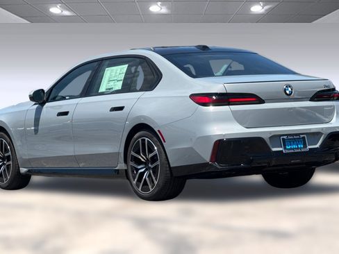 New 2025 BMW 740i image 3