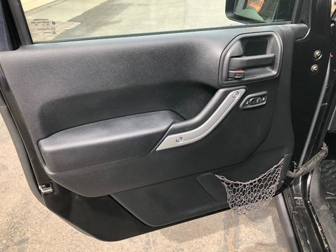 Used 2015 Jeep Wrangler Unlimited Rubicon w/ Connectivity Group image 11