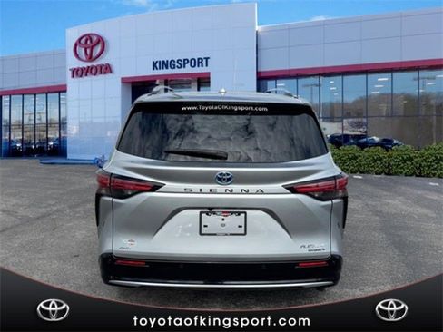 Used 2023 Toyota Sienna Platinum image 4