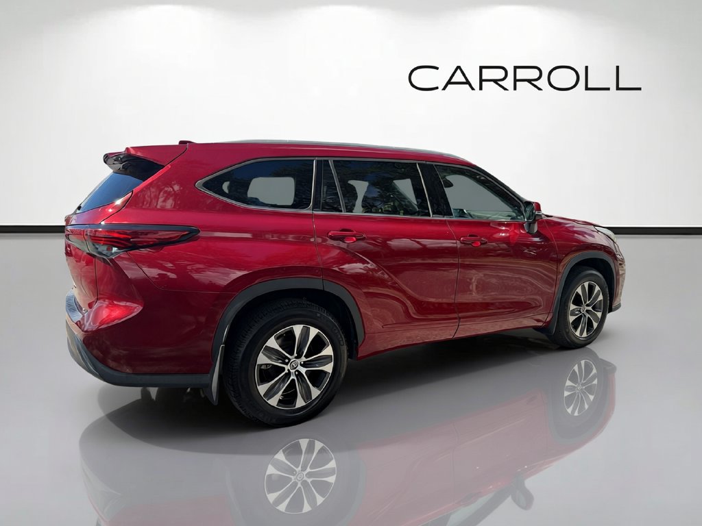 Used 2022 Toyota Highlander XLE FWD image 3