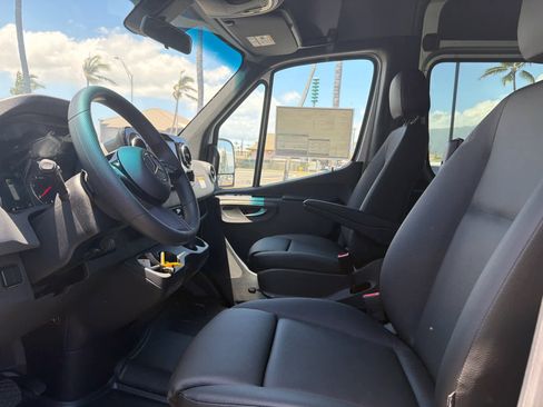 Used 2025 Mercedes-Benz Sprinter 2500 image 9
