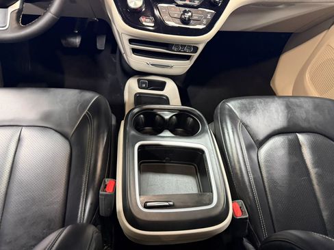 Used 2023 Chrysler Pacifica Touring-L FWD image 58