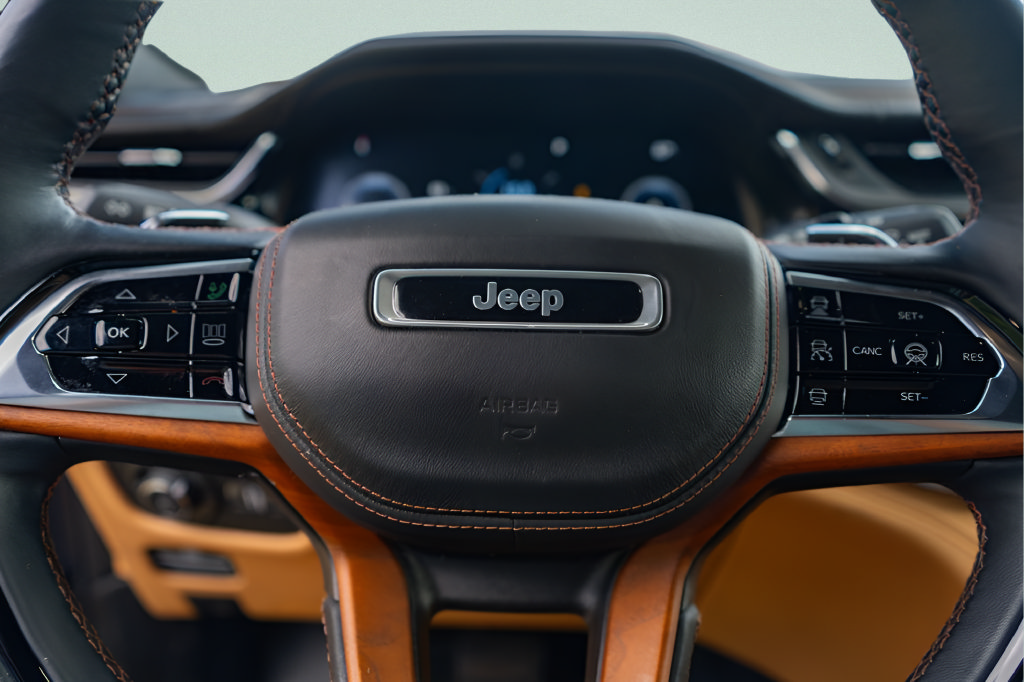 Used 2022 Jeep Grand Cherokee L Summit AWD/4WD image 11