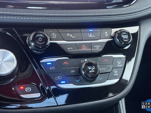 Used 2025 Chrysler Pacifica Limited image 24