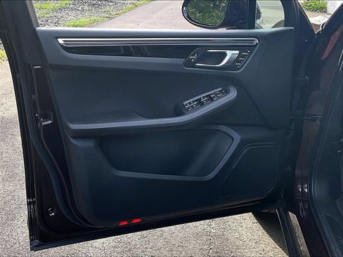 Certified 2023 Porsche Macan AWD/4WD image 28