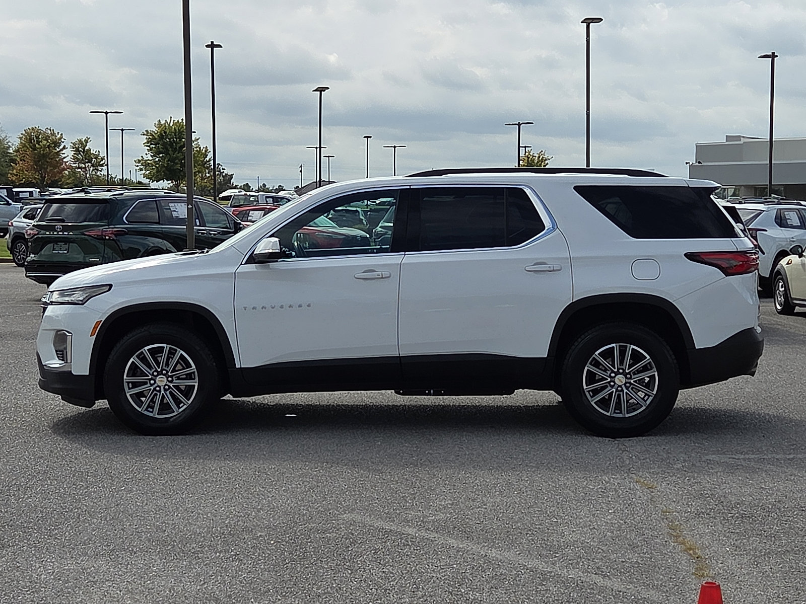 Used 2023 Chevrolet Traverse LT FWD image 3