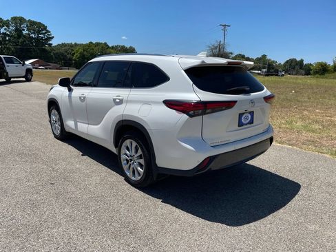Used 2020 Toyota Highlander Limited FWD image 3