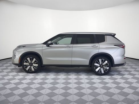 Used 2025 Mitsubishi Outlander SE FWD image 2