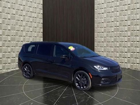 Certified 2023 Chrysler Pacifica Touring-L w/ S Appearance Package AWD/4WD image 2
