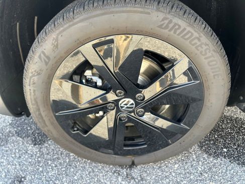 Used 2025 Volkswagen Taos SE w/ Panoramic Sunroof Package image 27