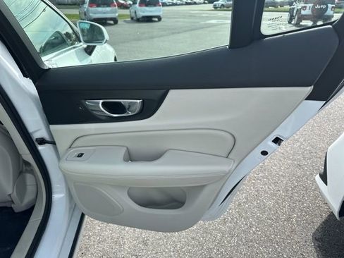 Used 2019 Volvo S60 T8 Inscription image 11