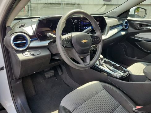 Used 2025 Chevrolet Trax LT FWD image 21