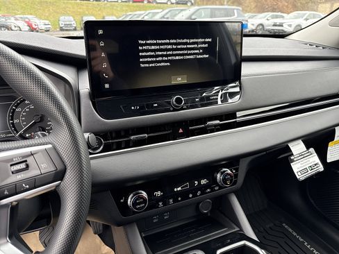 New 2025 Mitsubishi Outlander ES image 18