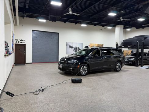 Used 2023 Chrysler Pacifica Touring-L FWD image 74
