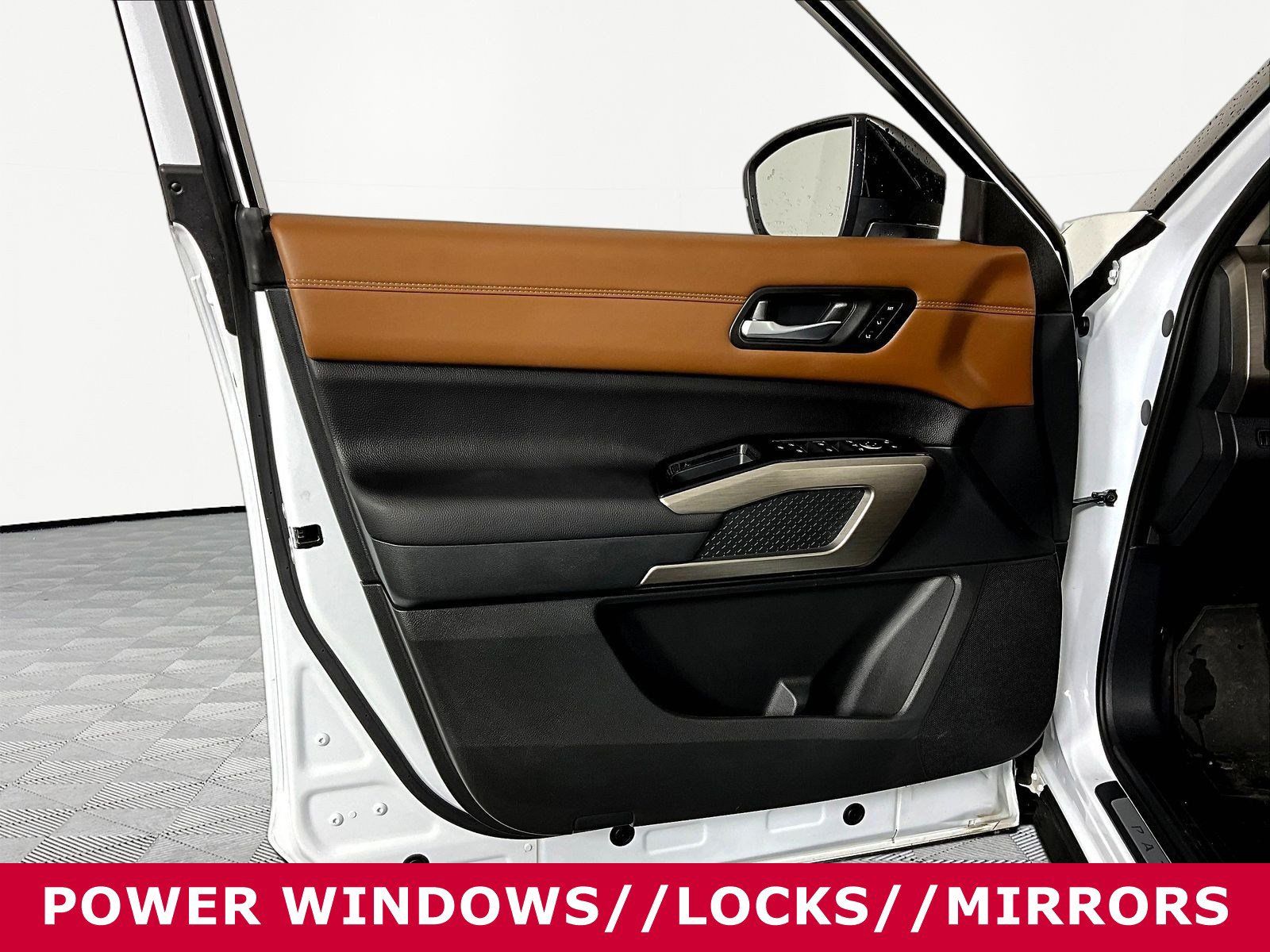 Certified 2025 Nissan Pathfinder Platinum w/ Black Appearance Package AWD/4WD image 19