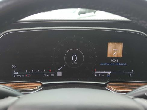 Used 2022 Cadillac Escalade Luxury AWD/4WD image 17